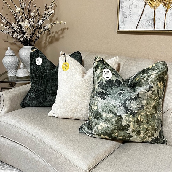 1-NWT CALLISTO HOME VELVET FLORAL DESIGN DECORATIVE PILLOW - Picture 4 of 13